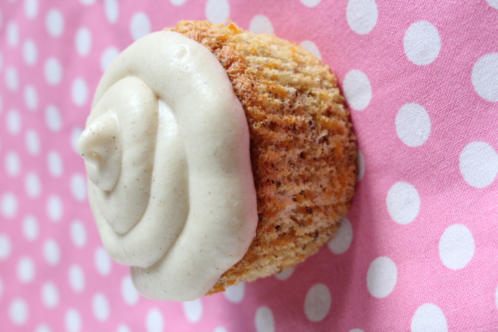 Hast Du Möhrchen? Möhre-Nuss-Cupcakes mit TOP Topping | tastesheriff