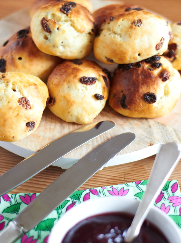 Ein schnelles Rezept von Tastesheriff für super fluffige frische Quarkbrötchen mit oder ohne Rosinen - wie mans mag! Perfekt zum mitbringen, frühstücken oder einfach so essen!