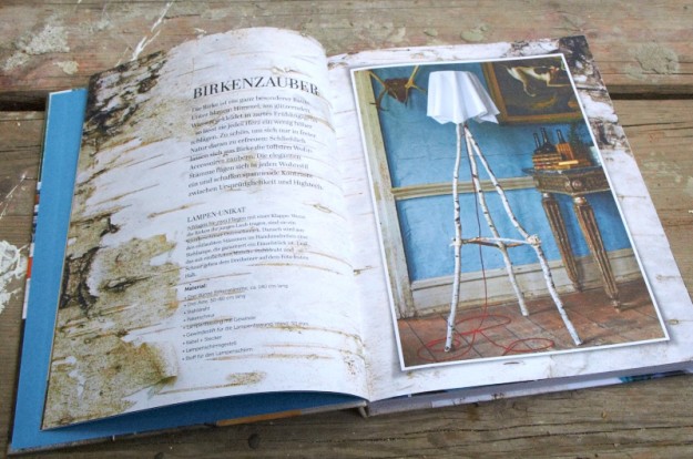 Ob Holz, nat&uuml;rliche Stoffe oder einfach Treibgut vom n&auml;chsten Flussufer, aus       allen Materialien l&auml;sst sich jede Menge zaubern. Nimmt man dazu noch alte       M&ouml;bel oder Dekorationselemente, so kann man diese ebenso kreativ umge-       stalten. Man muss nur ungew&ouml;hnliche Ideen, etwas Geschick und den Mut       haben, die Wohnung auch mal ungew&ouml;hnlich einzurichten. Wie w&auml;re es mit       einem Kerzenleuchter von der Decke h&auml;ngend auf einem Birkenast? Auch mit       Schafsfellen lassen sich warme und ideenreiche Kreationen zaubern, Ein       Holzbrett als Ablage auf dem Esstisch erzeugt ein besonderes Ambiente.       Selbst eine Gardinenstange darf auch mal ein Ast sein. &Uuml;berhaupt, &Auml;ste lassen       sich zu vielen Dingen verwenden, um die Natur ins haus zu holen. Raue Ober-       fl&auml;chen wie Bohlen, Balken, Schiefer oder Stein geben der Wohnung Charakter.       Auch ein grafischer Wald aus Tapetenresten an der Wand macht sich gut.