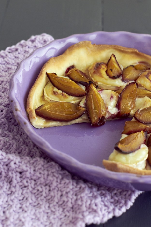 Sp&auml;tsommer ist Pflaumen- und Zwetschgenzeit! Diese Pflaumen-Ziegenk&auml;se Pizza ist ne super alternative f&uuml;r eine fast herzhafte Verwendung - und so lecker!