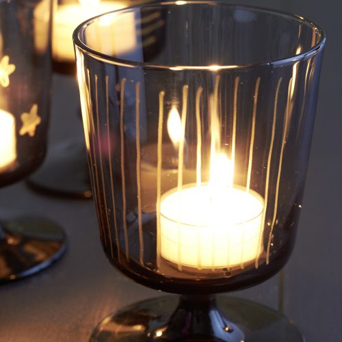 schwarzes Ikea Glas bemalt mit goldenem Glasstift