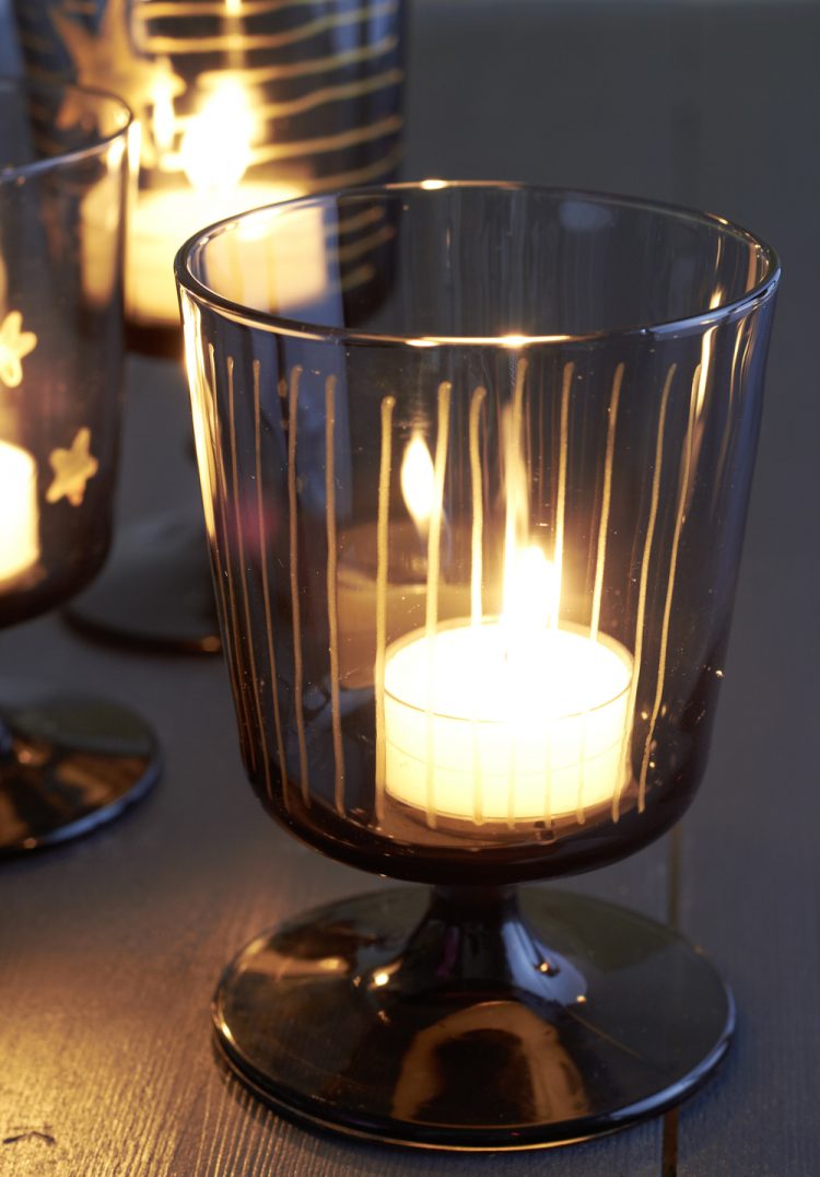 schwarzes Ikea Glas bemalt mit goldenem Glasstift