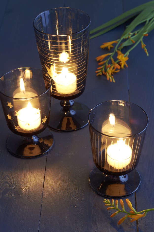 schwarzes Ikea Glas bemalt mit goldenem Glasstift