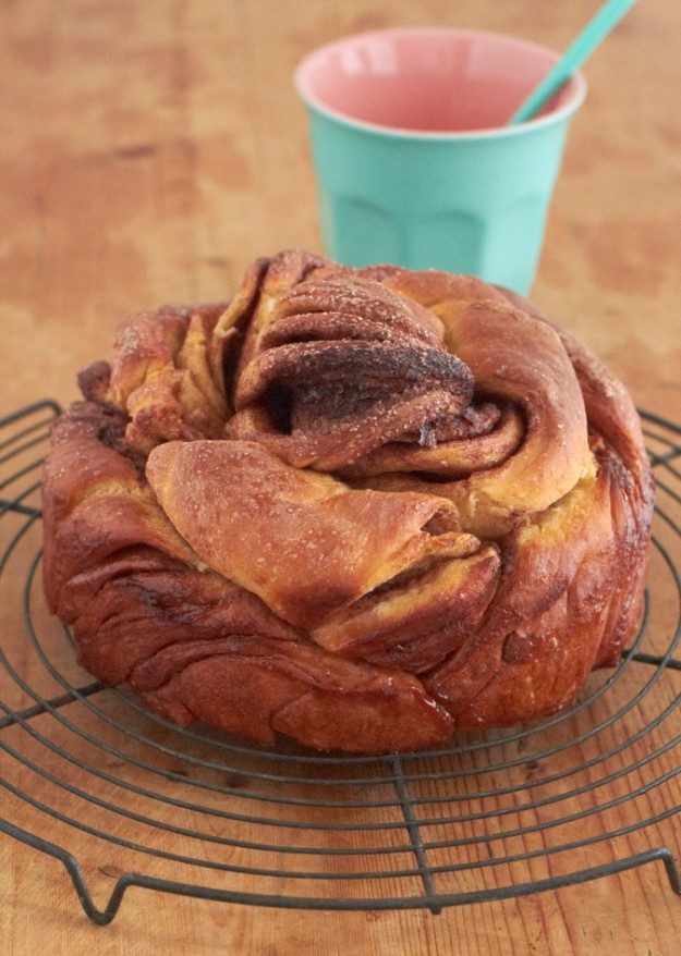 Zimtschnecke als Rose gezwirbelt, ein wundersch&ouml;ner saftiger Kuchen.