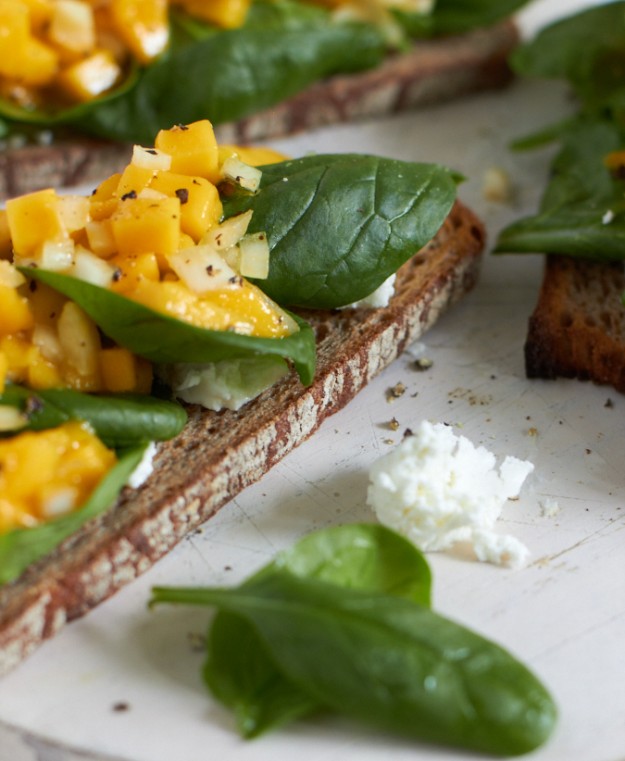 Spinat Mango Ziegenkäse Bruschetta tastesheriff.com