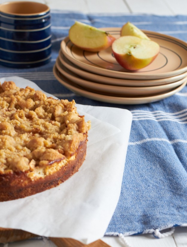 Zum Thema Apfelkuchen findet ihr hier ein Rezept vom Tastesheriff für einen Apfel-Cheesecake mit Streuseln. Super saftig und ober lecker!