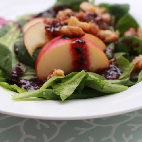 https://www.tastesheriff.com/ Feldsalat mit karamell walnuss, apfel und blaubeerdressing