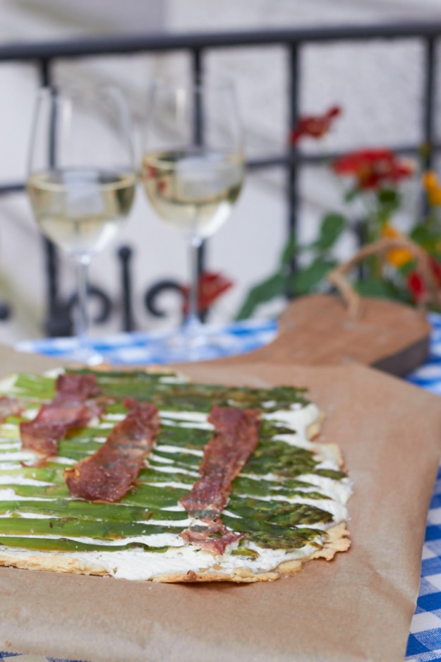 Ein total leckeres Rezept für Flammkuchen mit grünem Spargel und Schinken vom Tastesheriff. Genau richtig für den nächsten lauen Abend auf dem Balkon!