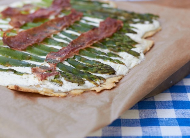 Ein total leckeres Rezept f&uuml;r Flammkuchen mit gr&uuml;nem Spargel und Schinken vom Tastesheriff. Genau richtig f&uuml;r den n&auml;chsten Abend auf dem Balkon!