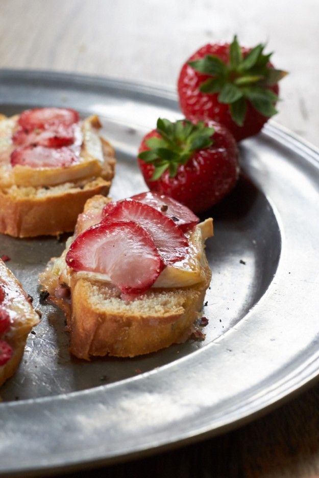 knusprige Erdbeer - Bruschetta mit Blauschimmelk&auml;se tastesheriff.com