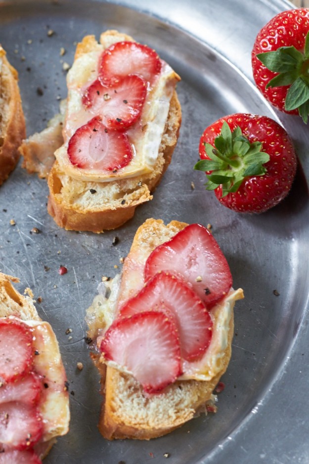 knusprige Erdbeer - Bruschetta mit Blauschimmelk&auml;se - Bruschetta tastesheriff.com