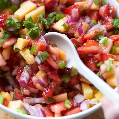 köstliche Erdberr-Mango-Salsa mit Minze, Jalapeño und roten Zwiebeln tastesheriff.com