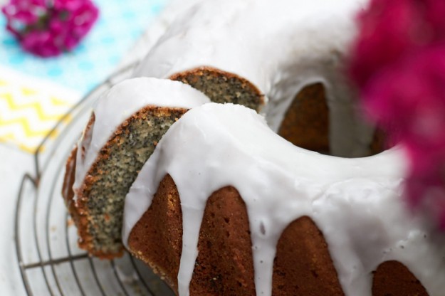 Ein super leckeres Rezept f&uuml;r einen saftigen Mohnkuchen mit Rum Zitronen Glasur vom Tastesheriff.