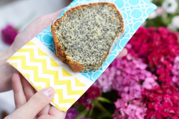 Ein super leckeres Rezept f&uuml;r einen saftigen Mohnkuchen mit Rum Zitronen Glasur vom Tastesheriff.