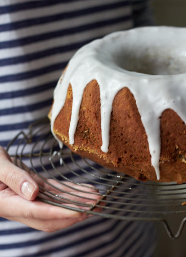 Ein super leckeres Rezept für einen saftigen Mohnkuchen mit Rum Zitronen Glasur vom Tastesheriff.