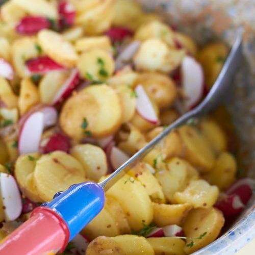 Bayrischer Kartoffel Radieschen Salat, frische Kräuter tastesheriff.com