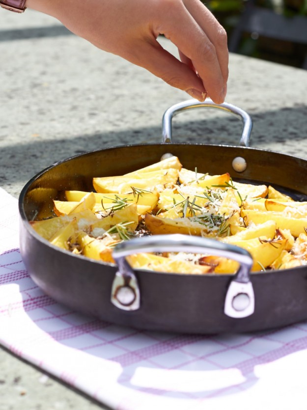 Schnell und unglaublich lecker sind die Parmesankartoffeln aus dem Ofen. Man braucht nur Kartoffeln, Parmesan, Olivenöl und Rosmarin für einen super Geschmack!