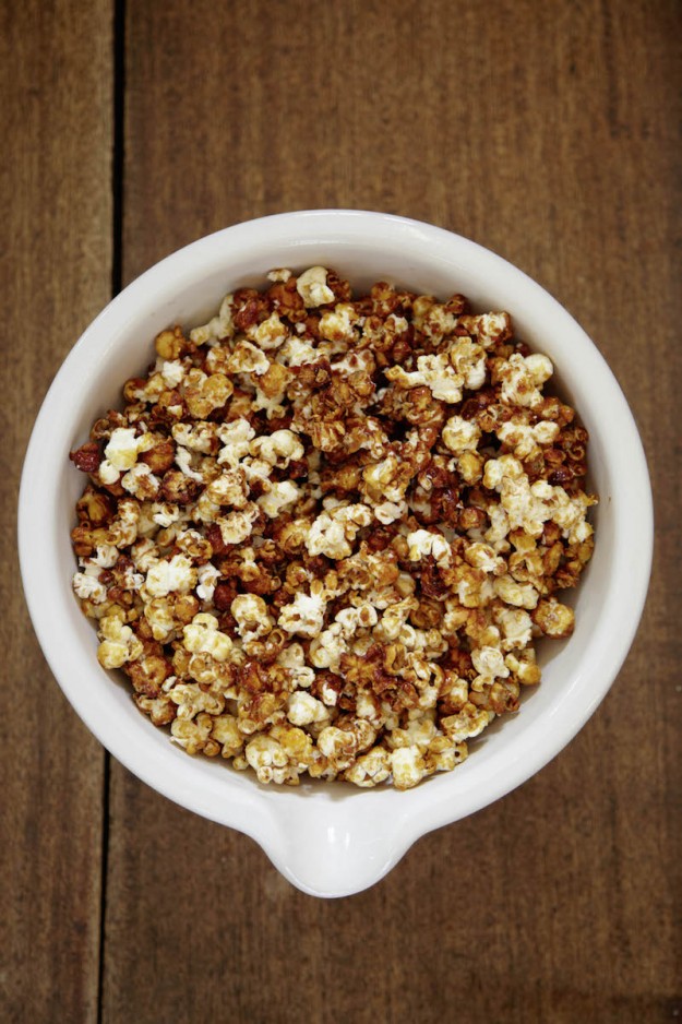 Popcorn mit Karamell und fleur de sel lässt Herzen höher schlagen - so muss ein ein Filmabend schmecken! Aber auch sonst ist dieses Popcorn der perfekte Snack!