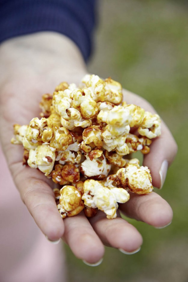 Popcorn mit Karamell und fleur de sel lässt Herzen höher schlagen - so muss ein ein Filmabend schmecken! Aber auch sonst ist dieses Popcorn der perfekte Snack!