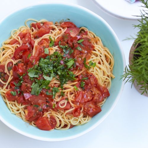 Schnelle Tomaten Pasta mit Basilikum tastesheriff.com