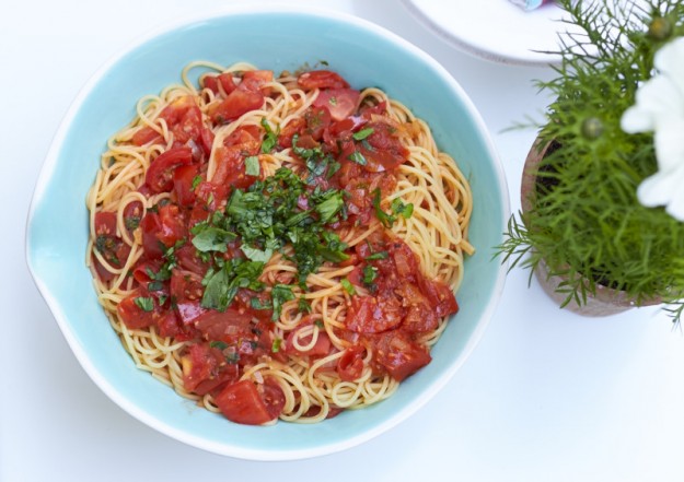 Schnelle Tomaten Pasta mit Basilikum tastesheriff.com