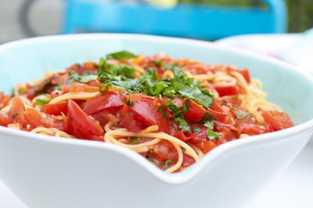 Schnelle Tomaten Pasta mit Basilikum tastesheriff.com