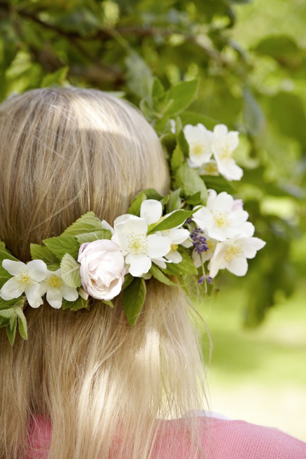 Blumenkranz mit frischen Blumen tastesheriff.com