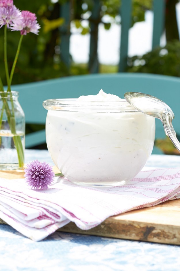Sourcreme mit Kr&auml;utern und Schnittlauch tastesheriff.com