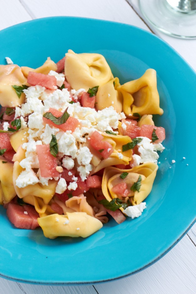 Tortellini Wassermelonen Salat mit Feta und Minze - der ideale Salat um auf die Schnelle noch ein Salat mitzubringen - zum Grillen oder für schöne Sommerabende!