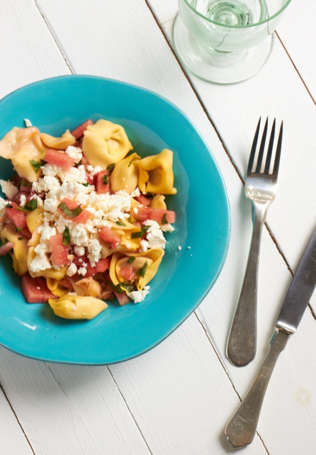 Tortellini Wassermelonen Salat mit Feta und Minze - der ideale Salat um auf die Schnelle noch ein Salat mitzubringen - zum Grillen oder für schöne Sommerabende!