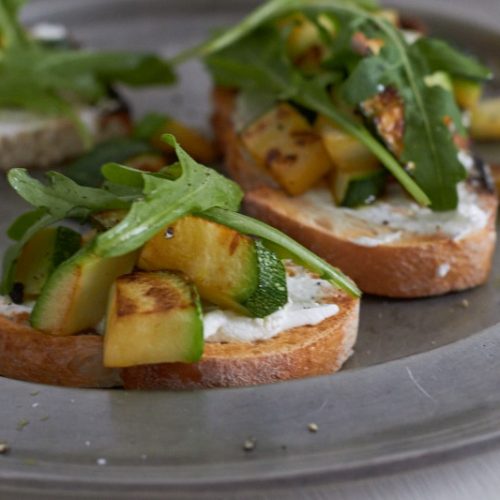 Ein köstliches Bruschetta mit gebratenen Zucchini gibt es auf https://www.tastesheriff.com/