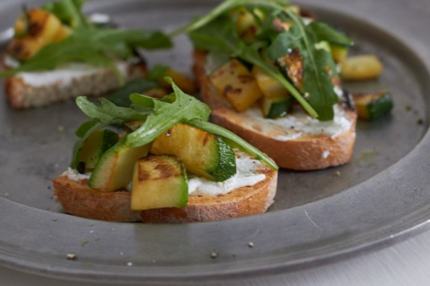 Ein k&ouml;stliches Bruschetta mit gebratenen Zucchini gibt es auf https://www.tastesheriff.com/