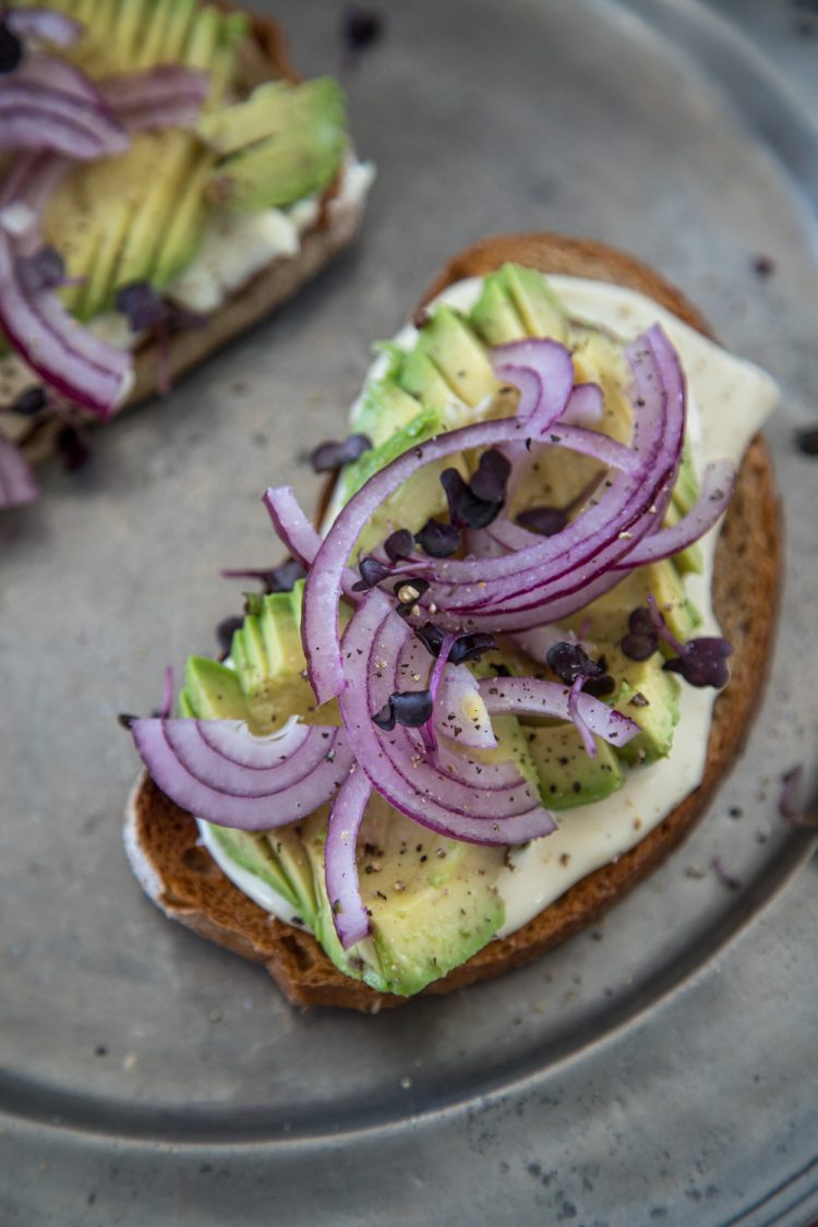 Avocado auf Brot geht auf verschiedenste Weisen - ich liebe es so - mit etwas Mayonnaise, roten Zwiebeln und vor allem angeröstetem Brot! Ein Gedicht!