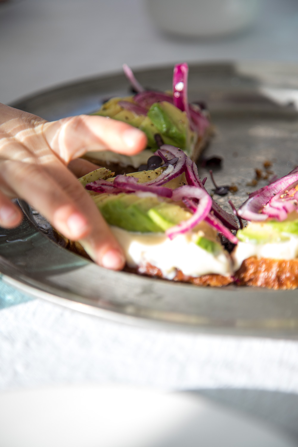 Avocado auf Brot geht auf verschiedenste Weisen - ich liebe es so - mit etwas Mayonnaise, roten Zwiebeln und vor allem anger&ouml;stetem Brot! Ein Gedicht!