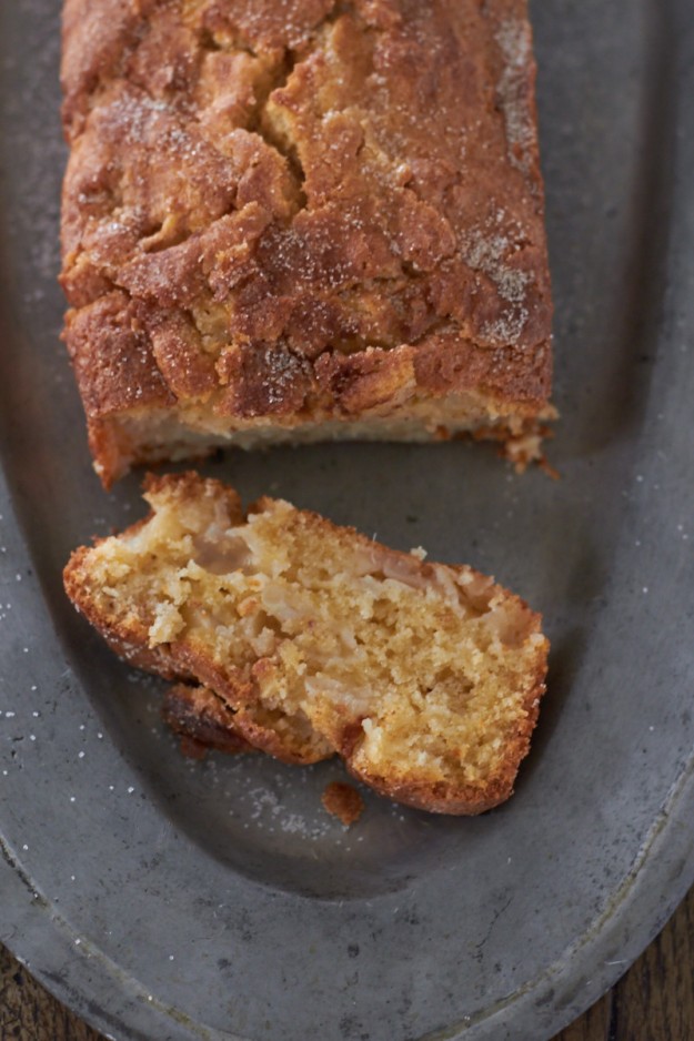 Ein Rezept für einen sehr schnelle, leckern und leichten Apfelrührkuchen mit Zimt, den man idealerweise auch überall mit hinnehmen kann! Perfekt zur Apfelzeit!