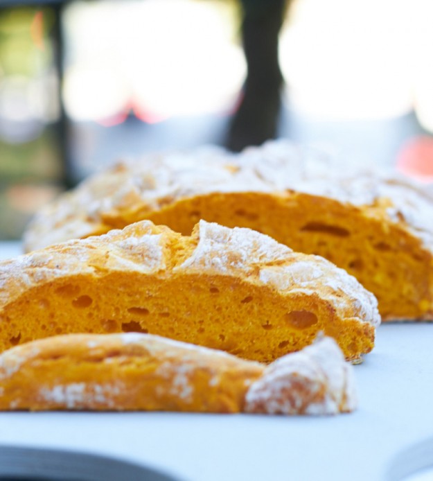 Ein Rezept f&uuml;r saftiges selbstgebackenes K&uuml;rbisbrot in der Herbstzeit vom Tastesheriff. Ob zum Brunch, Fr&uuml;hst&uuml;ck oder Abendbrot - dieses k&ouml;stliche Brot geht immer!