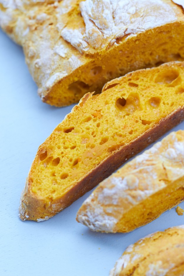 Ein Rezept f&uuml;r saftiges selbstgebackenes K&uuml;rbisbrot in der Herbstzeit vom Tastesheriff. Ob zum Brunch, Fr&uuml;hst&uuml;ck oder Abendbrot - dieses k&ouml;stliche Brot geht immer!