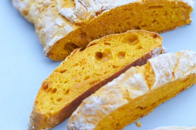 Ein Rezept für saftiges selbstgebackenes Kürbisbrot in der Herbstzeit vom Tastesheriff. Ob zum Brunch, Frühstück oder Abendbrot - dieses köstliche Brot geht immer!