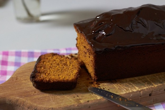 Ein super leckeres Rezept für einen saftigen Honigkuchen mit Schokoglasur! Da läuft einem doch schon das Wasser im Mund zusammen!