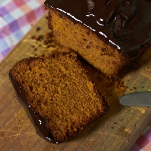 Saftiger Honigkuchen mit Schokoglasur