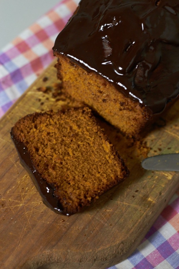 Ein super leckeres Rezept für einen saftigen Honigkuchen mit Schokoglasur! Da läuft einem doch schon das Wasser im Mund zusammen!