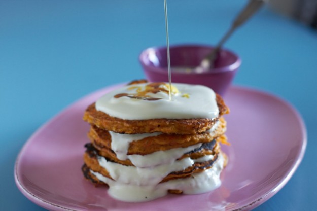 Pfluffige Möhrenpfannküchlein mit Ahornjoghurt