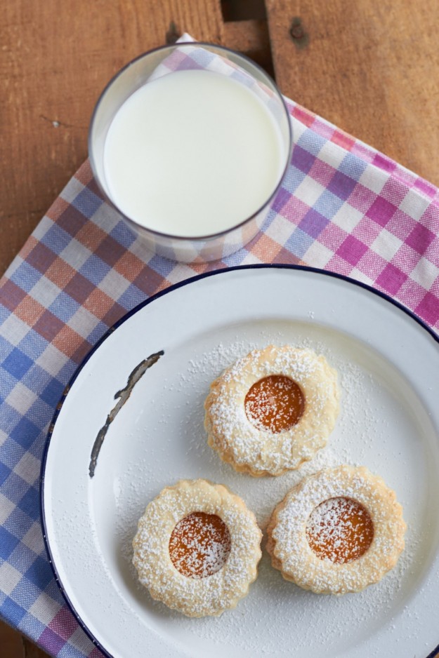 Ein Rezept für köstliche Hilda-Kekse gefüllt mit Aprikosenmarmelade für #ichbacksmir vom Tastesheriff.
