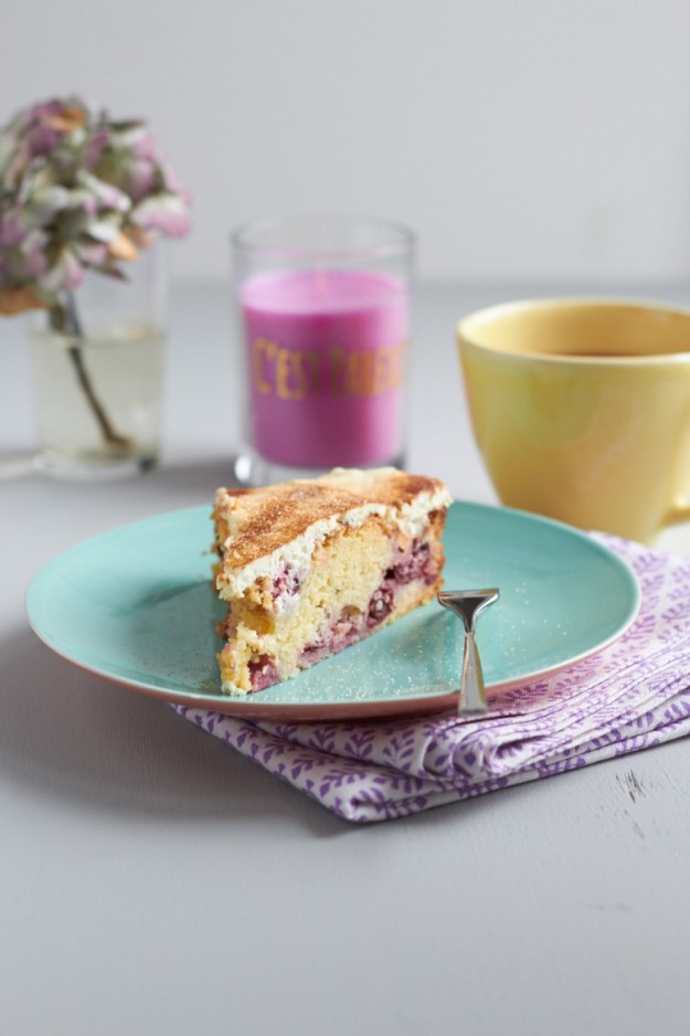 Schneller Schmandkuchen mit Kirschen für spontanen Kaffeebesuch.