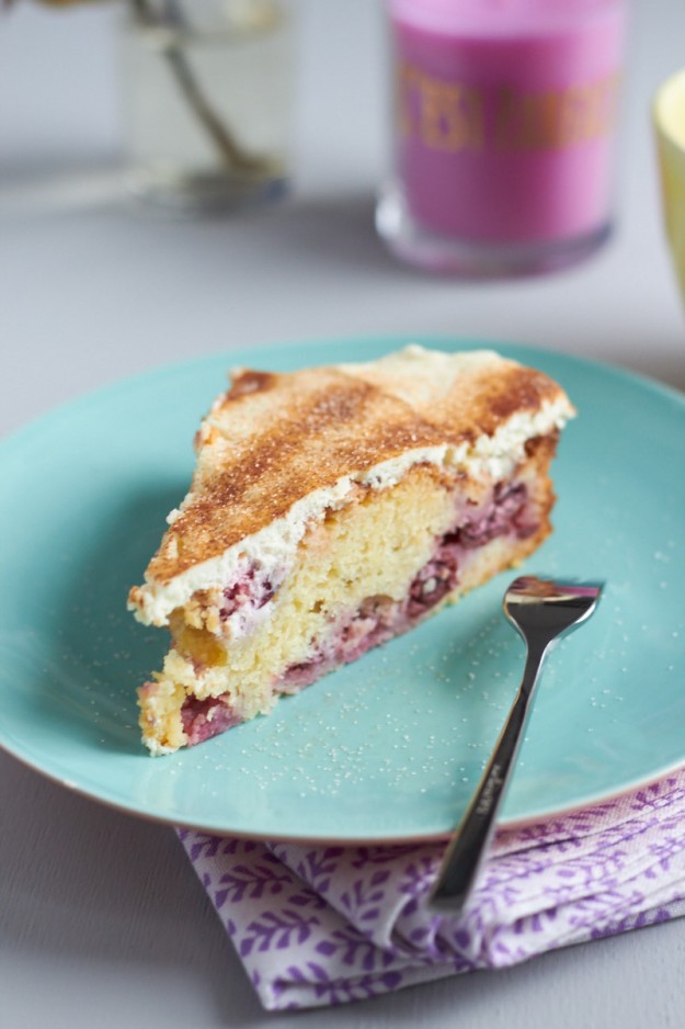 Schneller Schmandkuchen mit Kirschen für spontanen Kaffeebesuch.