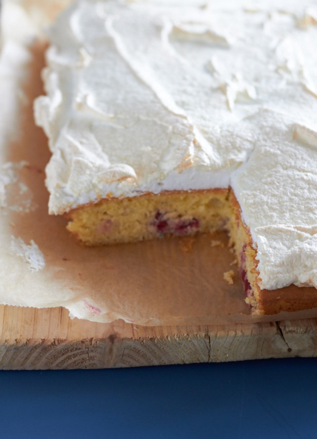Eine Kombination die ich sehr sehr liebe. Johannisbeeren mit Baiserhaube. Diesmal als Plattenkuchen! Ganz einfach und so lecker! 