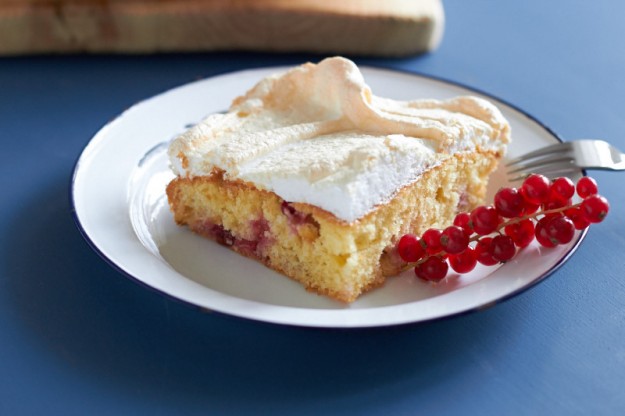 Eine Kombination die ich sehr sehr liebe. Johannisbeeren mit Baiserhaube. Diesmal als Plattenkuchen! Ganz einfach und so lecker! 