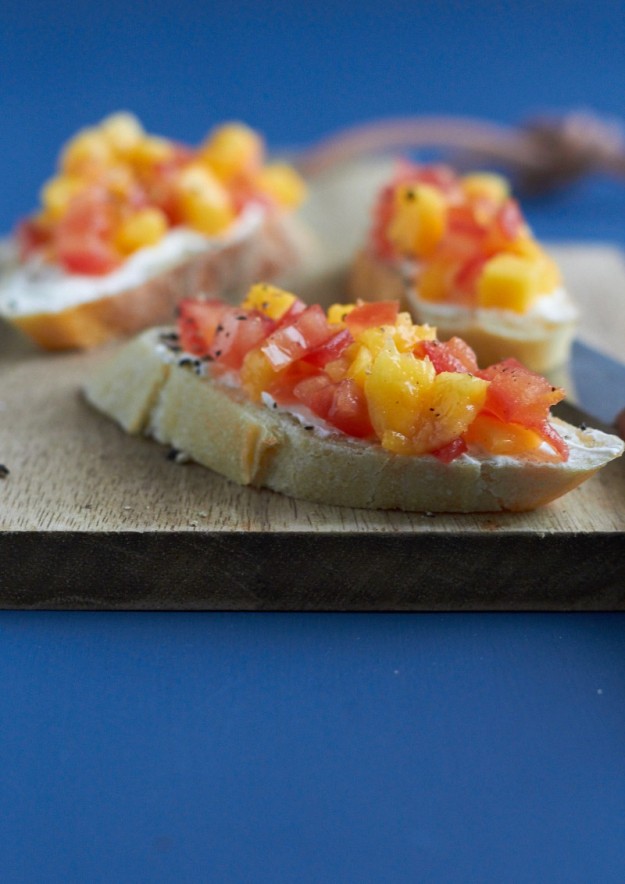 Leckere Baguette-Schnittchen mit einem Mango-Tomaten-Mix - so schmeckt der Sommer und die neuste Kreation Schnittchen Schneewittchen! Lasst sie euch schmecken!