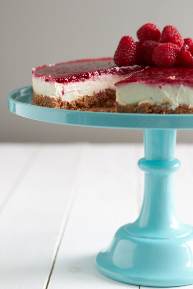 Diese Himbeer-Käsetorte bekommt jeder hin! Sie ist schnell und ohne backen zubereitet. Cheesecake mit Himbeertopping ist einfach super lecker!