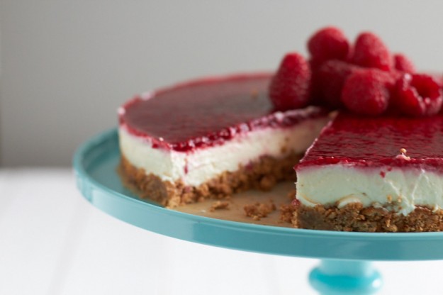 Diese Himbeer-Käsetorte bekommt jeder hin! Sie ist schnell und ohne backen zubereitet. Cheesecake mit Himbeertopping ist einfach super lecker!